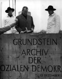 Grundsteinlegung des AdsD durch Willy Brandt am 12.12.1967
© Fotoarchiv Jupp Darchinger im AdsD