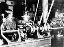 Arbeiterin an der Planierbank im Emaillierwerk 1920er Jahre, Foto: AdsD Arbeiterin an der Planierbank im Emaillierwerk 1920er Jahre, Foto: AdsD