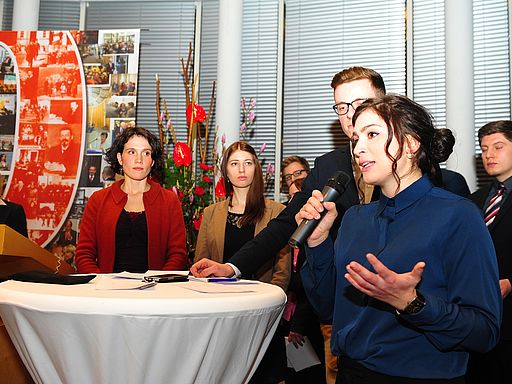 Sitpendiatin befragt das Podium