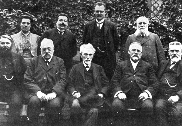 Der SPD-Parteivorstand 1909. V.l.: oben: Luise Zietz, Friedrich Ebert, Hermann Müller, Robert Wengels; unten: Karl Alwin Gerisch, Paul Singer, August Bebel, Wilhelm Pfannkuch, Hermann Molkenbuhr.