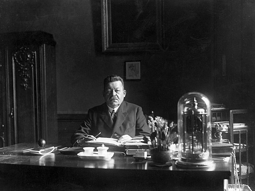 Ebert am Schreibtisch 1925