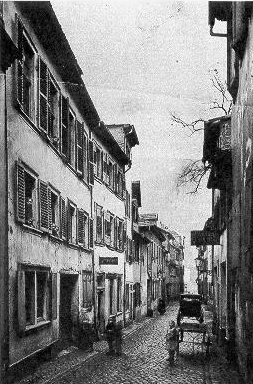 Die Heidelberger Pfaffengasse: Im zweiten Haus links wird Friedrich Ebert am 4. Februar 1871 geboren. Die Geburtswohnung ist heute Teil der Reichspräsident-Friedrich-ebert-Gedenkstätte.
