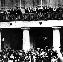 Friedrich Ebert winkend auf dem Balkon des Nationaltheaters