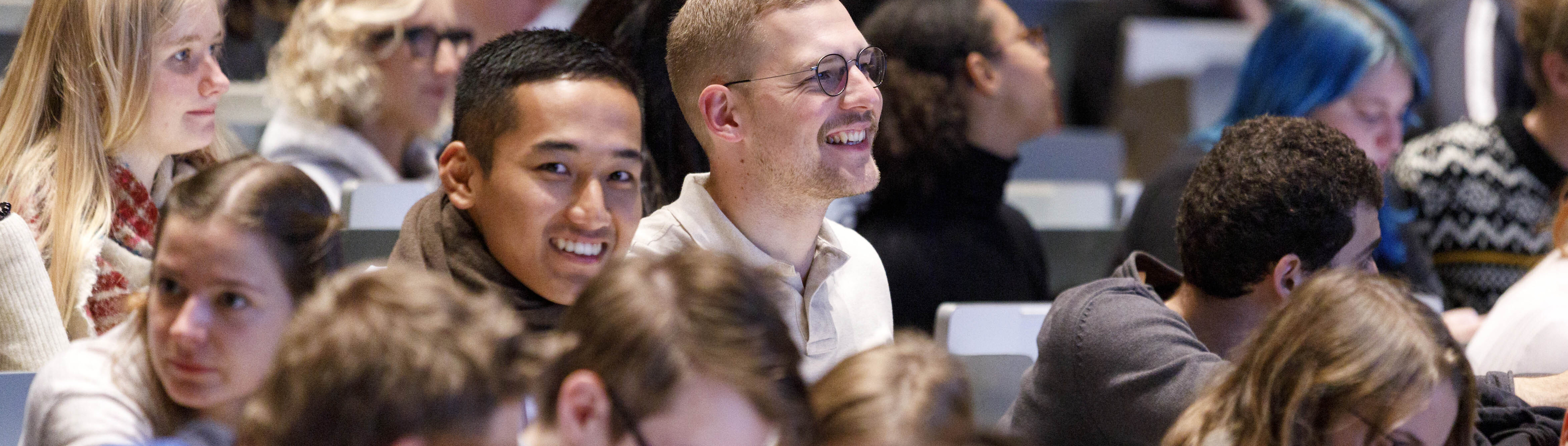 Bild, auf dem rund zwölf junge Erwachsene zu sehen sind, die an einer universitären Veranstaltung teilnehmen. Das Bild verlinkt auf die Internetseiten des Arbeitsbereichs Studienförderung der Friedrich-Ebert-Stiftung.