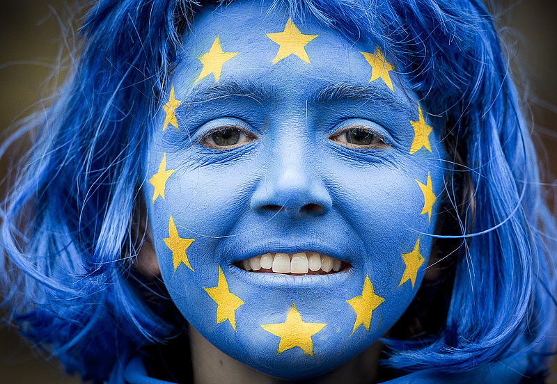 Bild, das eine lächelnde Frau zeigt. Gesicht und Haare sind blau getönt und das Gesicht wird von 12 Sternen (Europa-Flagge) eingerahmt. Das Bild verlinkt auf eine Unterseite mit europapolitischen Inhalten.