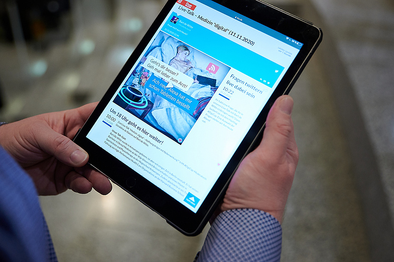 Bild zeigt zwei Hände, die einen Tablet-Computer halten. Auf dem Tablet ist eine Veranstaltung der Friedrich-Ebert-Stiftung zu sehen. Das Bild verlinkt auf eine Internetseite, auf der nur digitale Veranstaltungen, Publikationen oder Audio-/Video-Dateien zu finden sind.