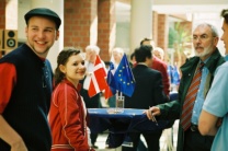 Bild mit Personen im Foyer der FES Bonn